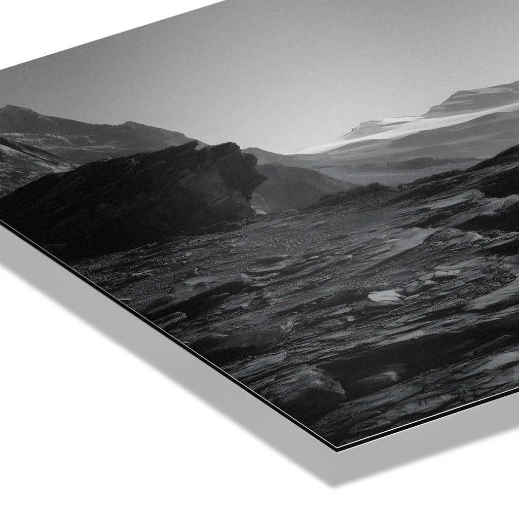 Edge of Silence – Alu-Dibond wall art capturing mountain ridges and mist in serene black and white.
