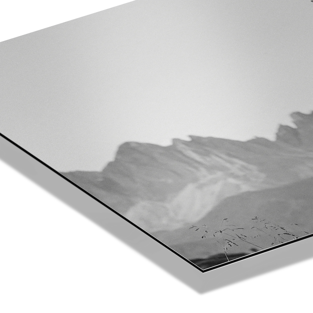 Highland Cow Peaks – Alu-Dibond wall art featuring a black-and-white alpine landscape with mountain peaks.