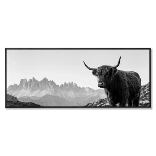Highland Cow Peaks – Alu-Dibond wall art featuring a Highland cow in a black-and-white alpine landscape.