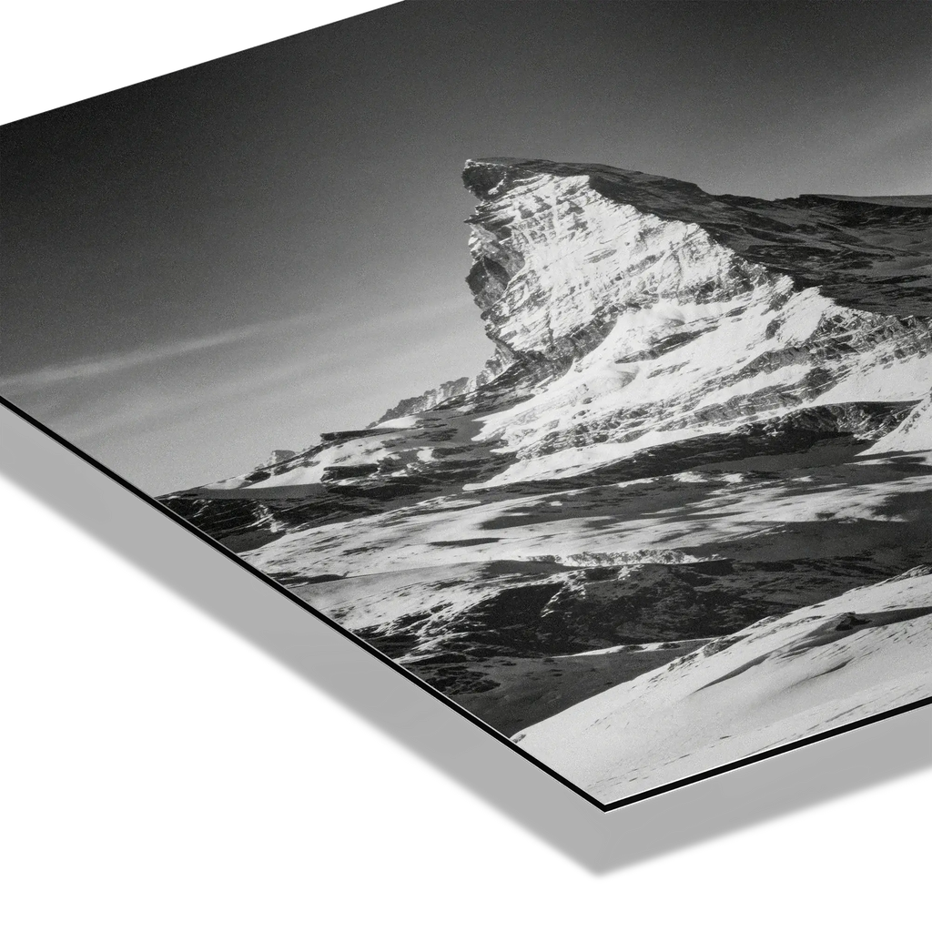 Matterhorn Chalet View – Alu-Dibond wall art showcasing a mountain in winter with fine details and contrasts.