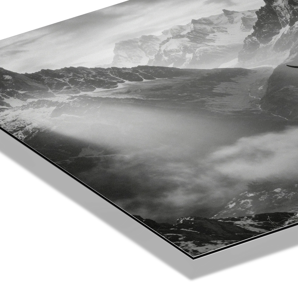 Silent Alpine Presence – Alu-Dibond wall art highlighting mountain landscape in black and white with soft gradients.