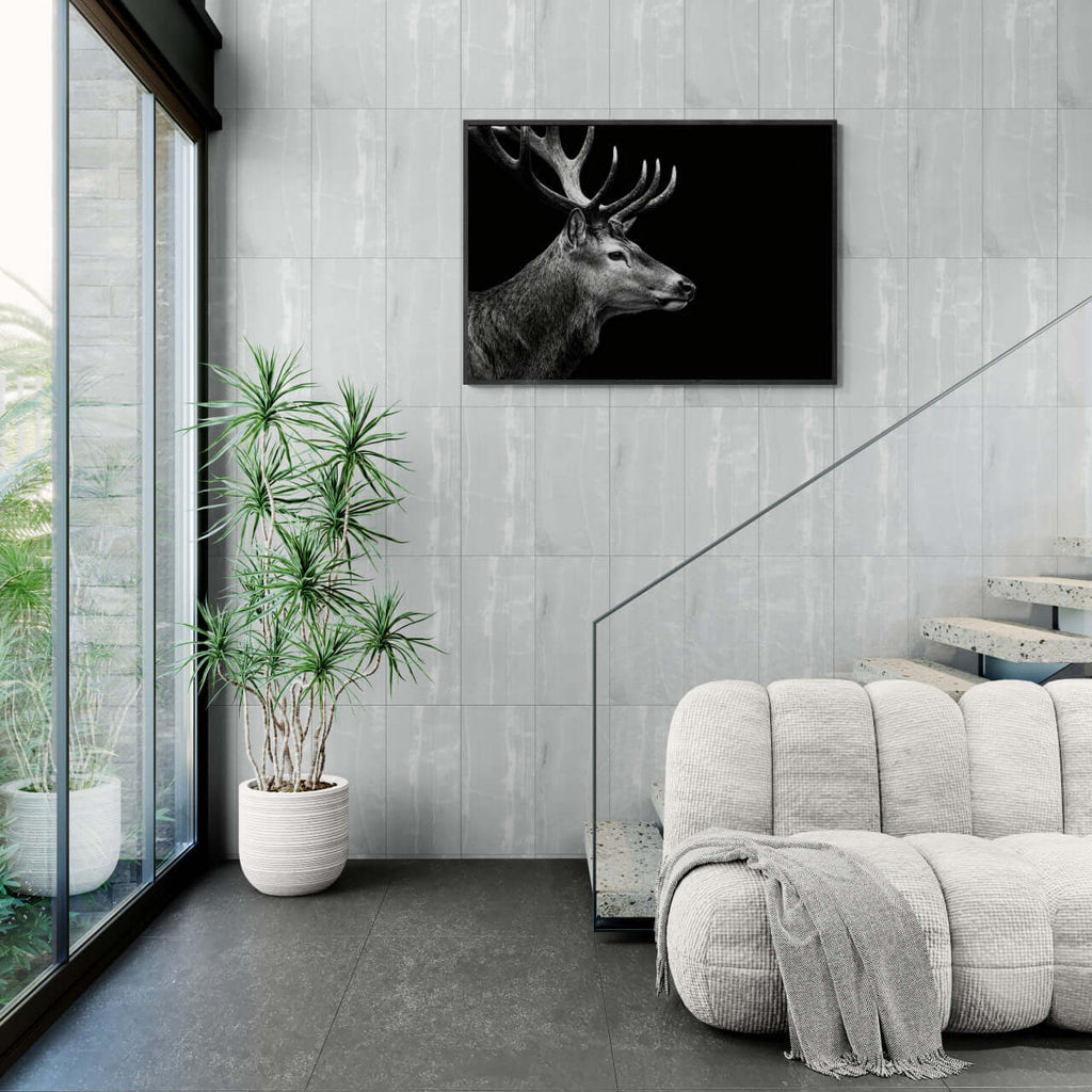 Stag Portrait Noir – Alu-Dibond wall art displayed in a modern living room with green plants and elegant furniture.