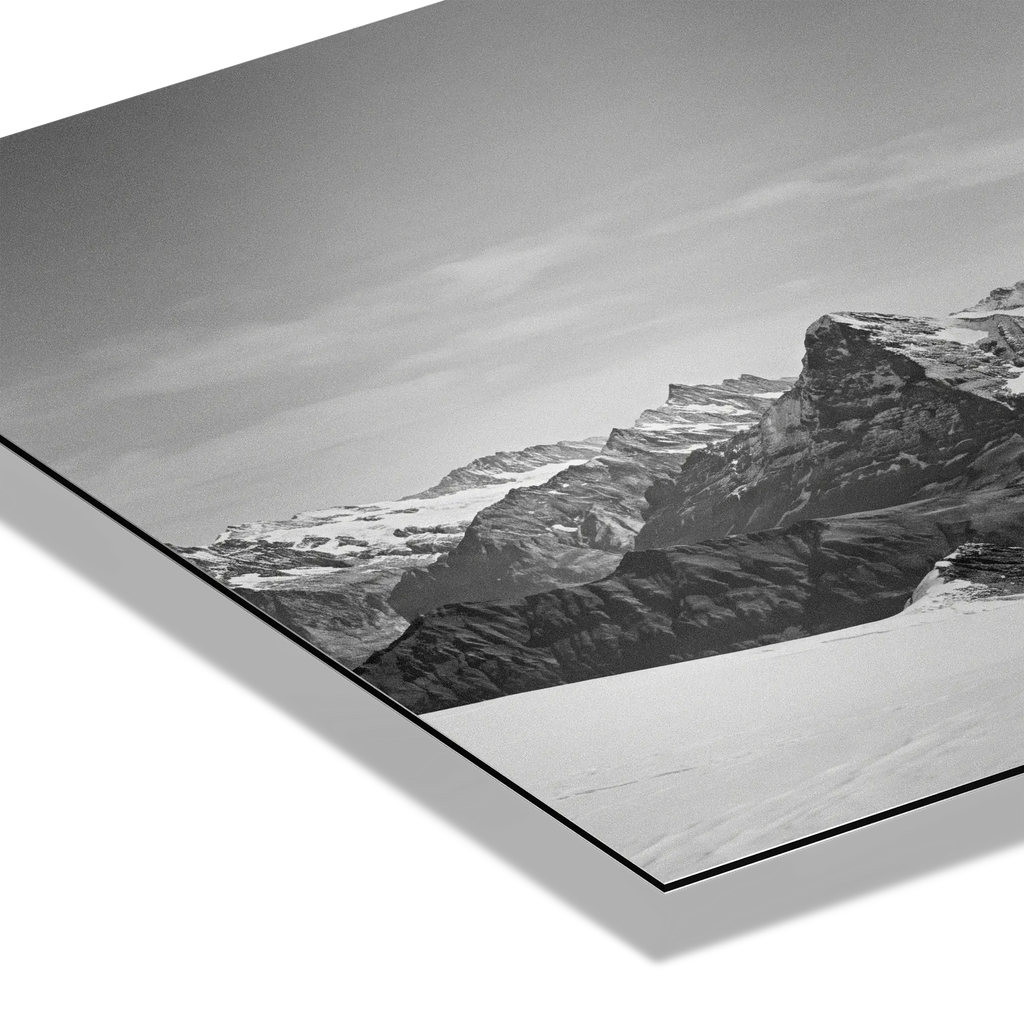 Bernese Alps Endless Horizon – Alu-Dibond wall art showcasing layered mountain silhouettes in a breathtaking alpine scene.