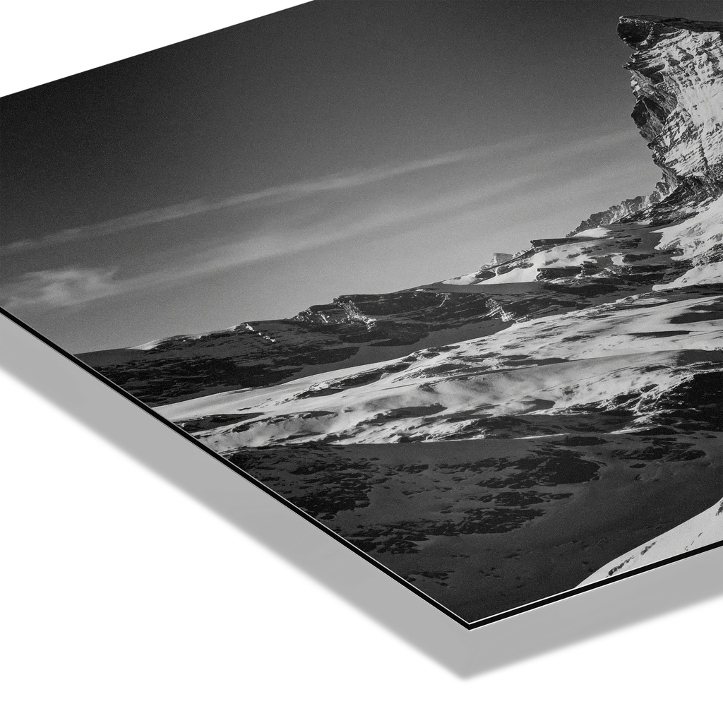 Matterhorn Eternal Contrast – Alu-Dibond wall art showcasing the mountain's geometry and snow-covered terrain.
